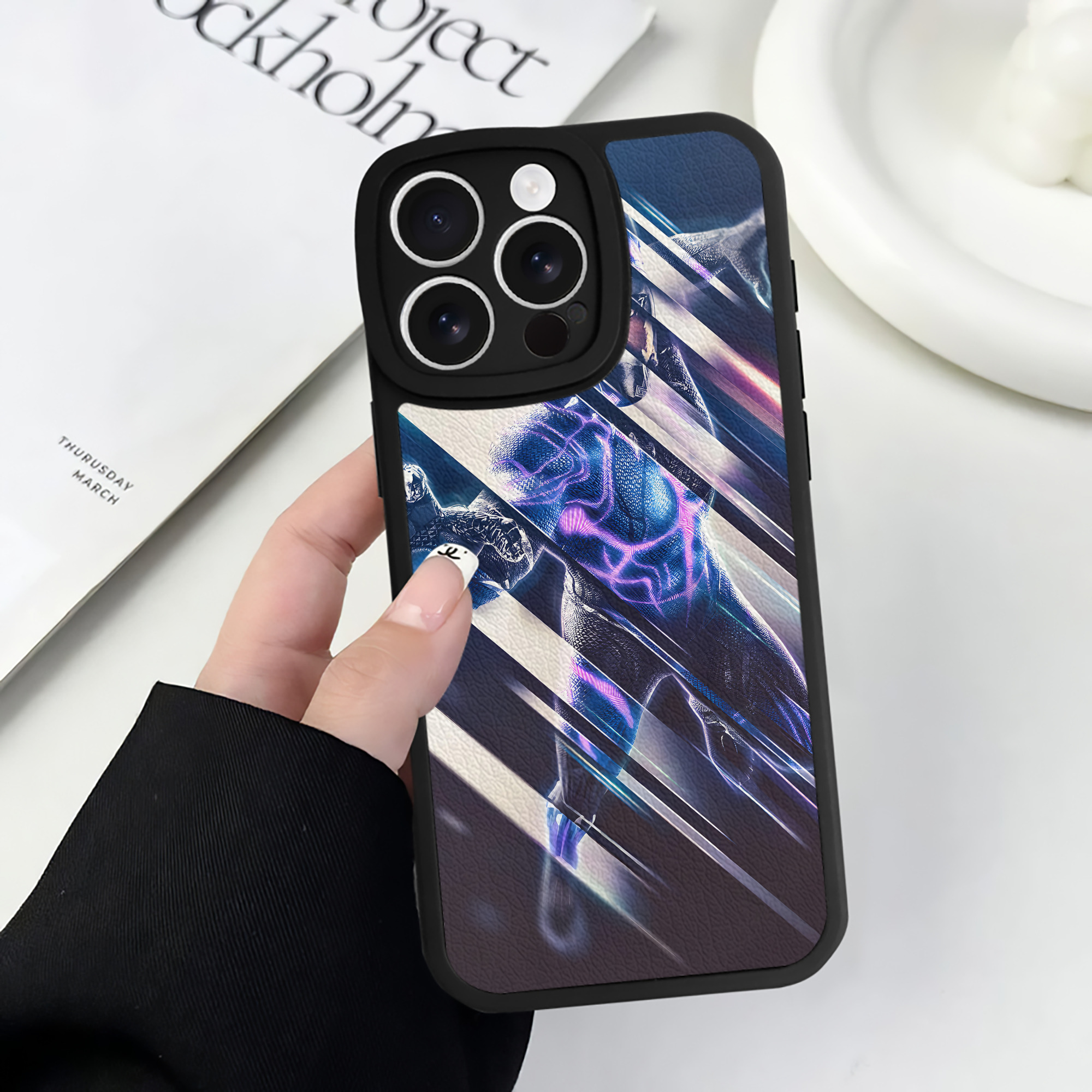 （画像用） アベンジャーズ The Avengers 【iPhone 16シリーズ対応】シリコンスマホケース（レザー調） 材質：シリコン
